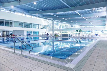 בריכת השחיה של המלון